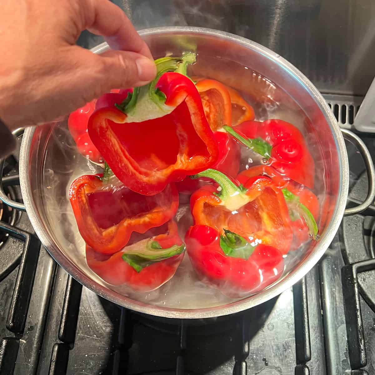 poto yesimbi yemvura iri kufashaira yakazadzwa nered bell pepper halves