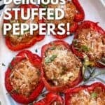 7 akaiswa tsvuku bhero mhiripiri hafu mune isina kudzika oval yekushumira ndiro. Kandiro kadiki kakagayiwa parmesan padivi.