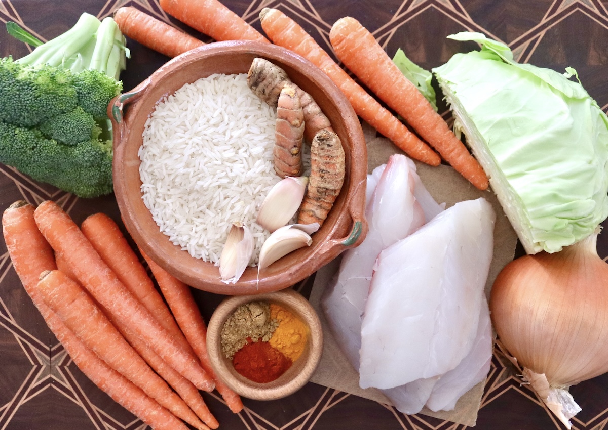 Ingredients yeyakabikwa tsvuku snapper zvinosanganisira, snapper fillets, makarotsi, nyowani turmeric, gariki, hanyanisi, zvinonhuwira, kabichi uye broccoli.