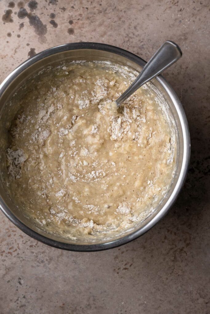 the dry and wet banana bread grains are mixed together in a mixing bowl until well combined with the rest of the flour.