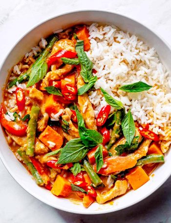 Thai Red Curry Chicken with Rice ini bowl